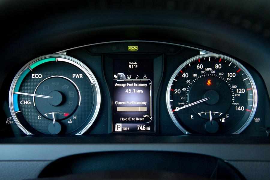  Toyota Camry Hybrid 2015 года  (US) (фото 13 из 28)